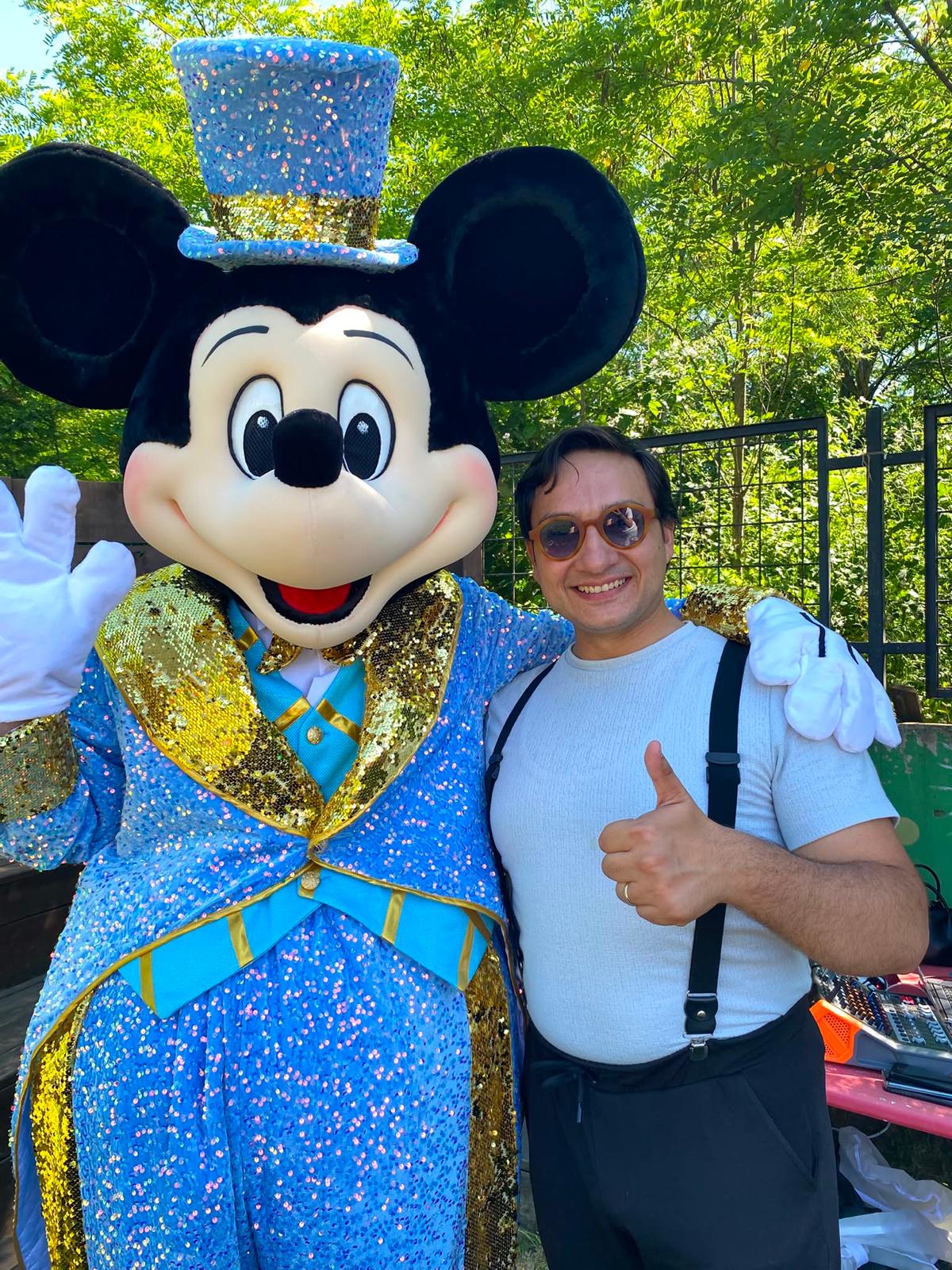 Açık hava etkinlik alanında Mickey maskotu ile fotoğraf buluşması