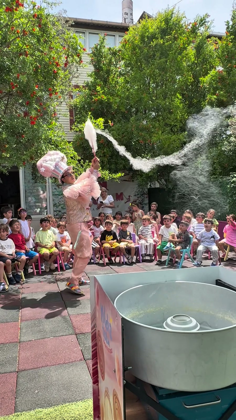 Uçan Pamuk Şeker Show sahne performansı
